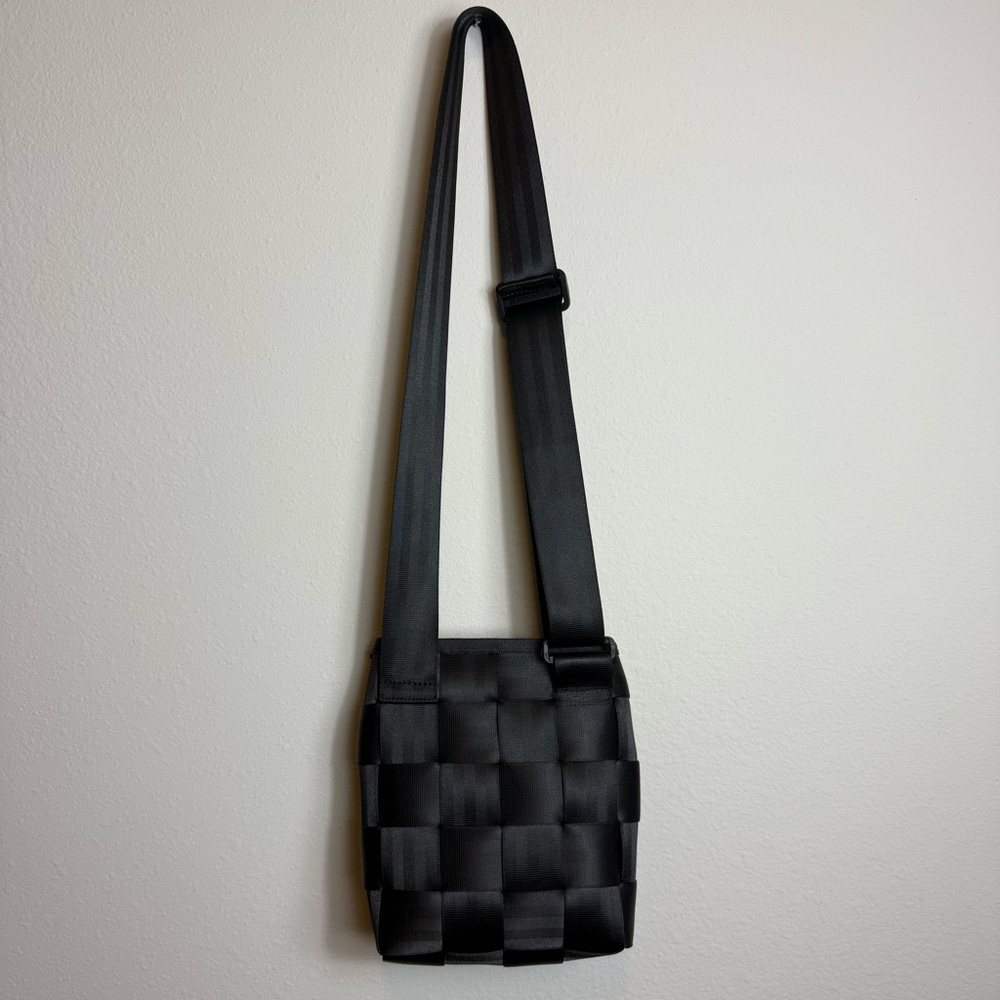 Harvey’s Vintage Original Seatbelt Crossbody Mini Messenger Bag Adjustable Black - Picture 3 of 5